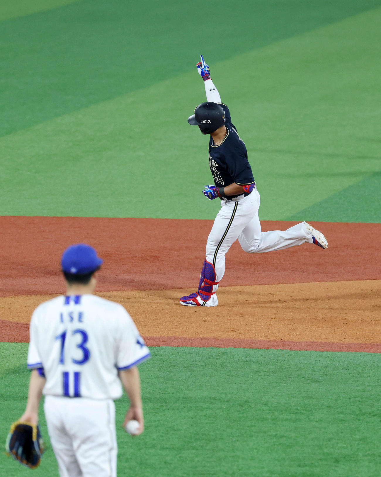 全セ対全パ　9回表全パ1死、頓宮（後方）は左越えソロ本塁打を放ちポーズを決める（撮影・鈴木正人）
