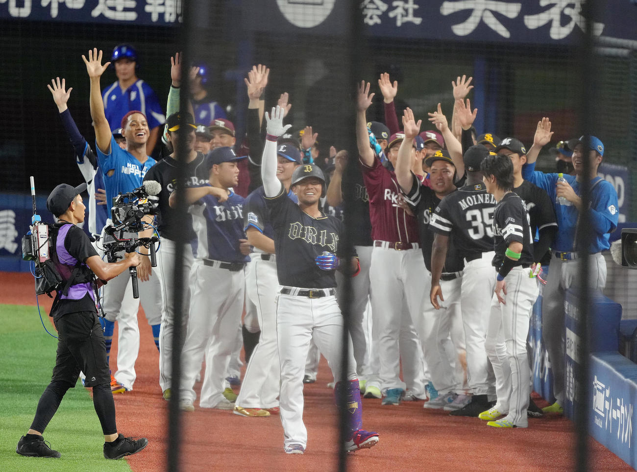 全セ対全パ　9回表全パ1死、代打頓宮裕真（中央）はソロ本塁打を放ち「ほいさー」（撮影・足立雅史）