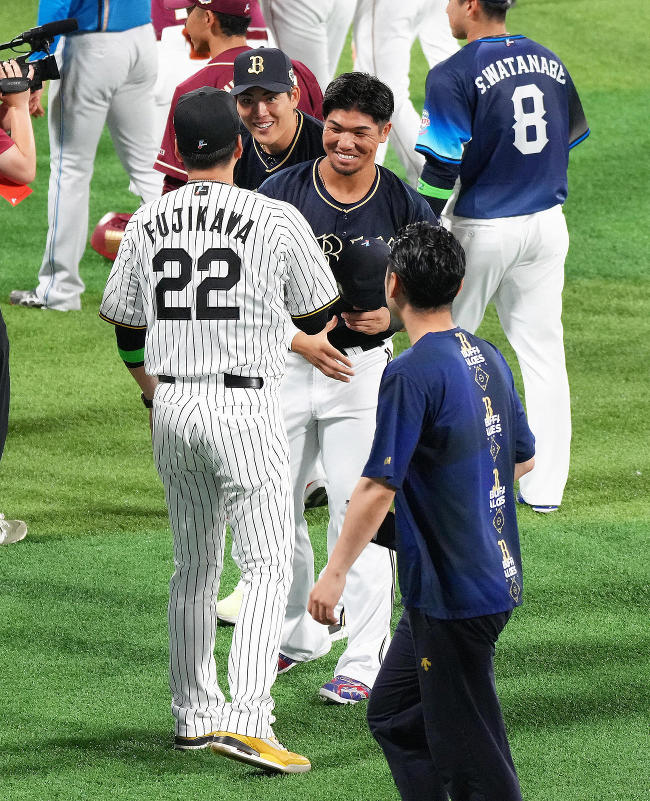 試合後、阪神藤川監督（左）と笑顔で話すオリックス頓宮（右）（撮影・足立雅史）