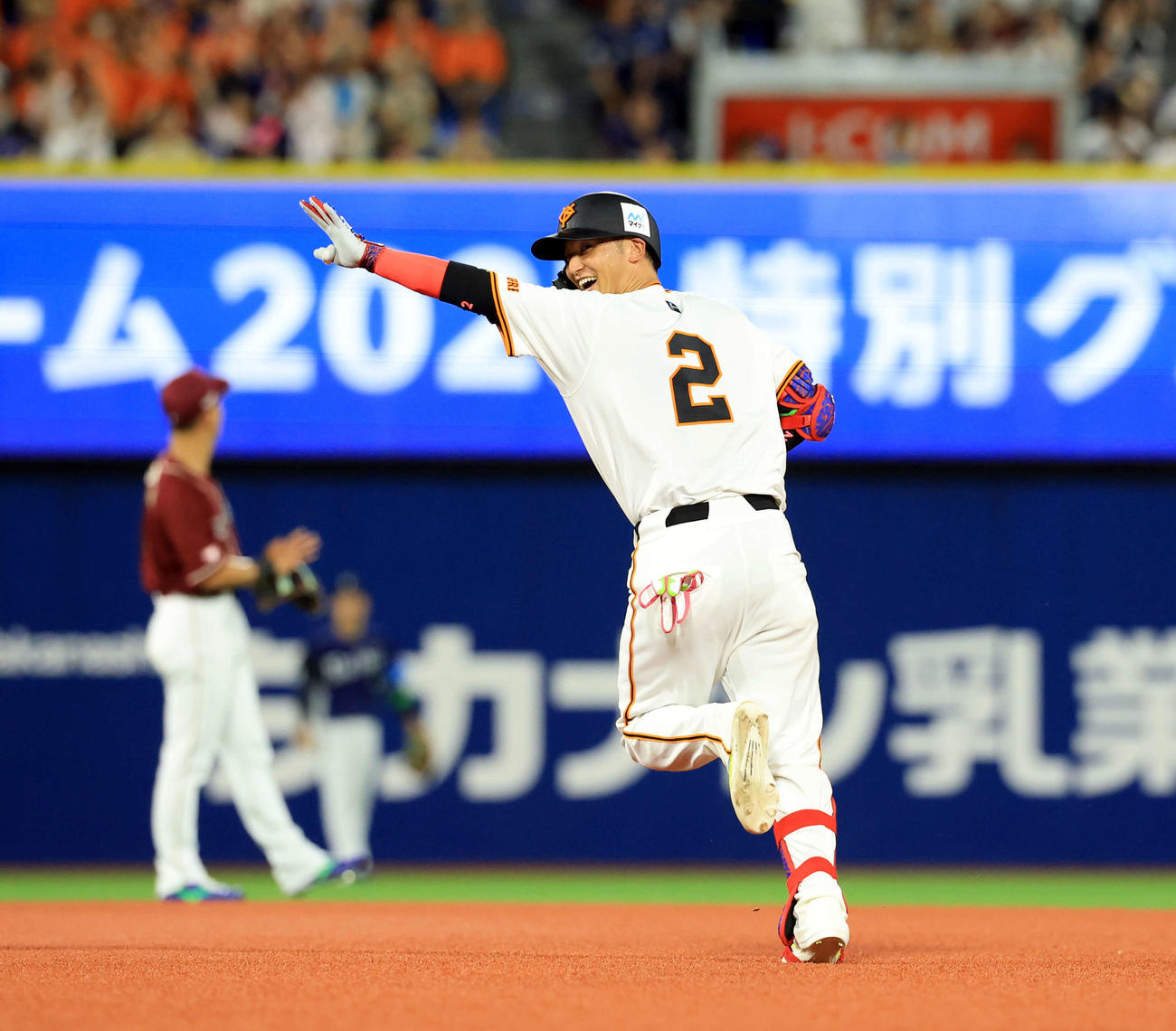 全セ対全パ　5回裏全セ無死、吉川はソロ本塁打を放ち、ベンチに笑顔でポーズ（撮影・浅見桂子）