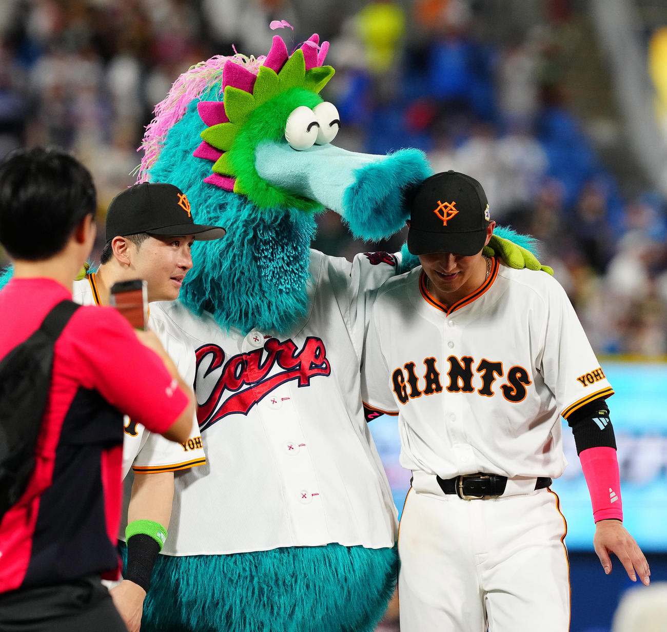全セ対全パ　試合後、全セ吉川（右）、泉口と肩を組むスラィリー（撮影・鈴木みどり）