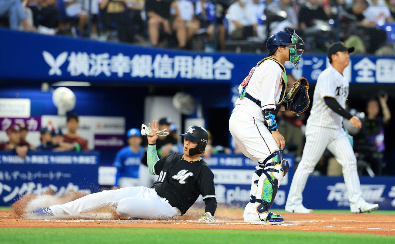 全セ対全パ　1回表全パ1死三塁、西川の犠飛で生還する山本。奥は村上（撮影・浅見桂子）