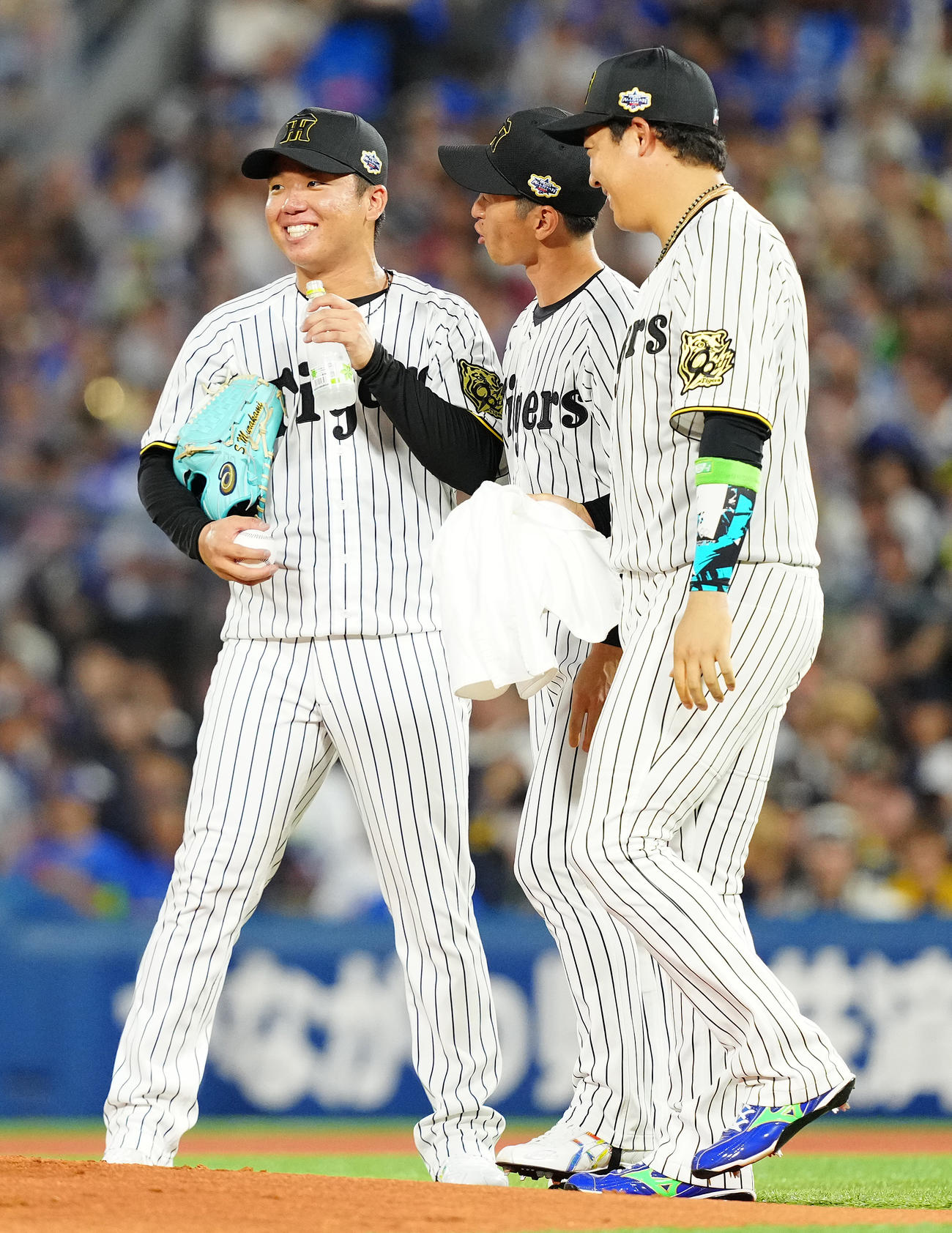 全セ対全パ　2回表、先発村上（左）に水とタオルを渡す全セ近本（中央）と大山（撮影・鈴木みどり）