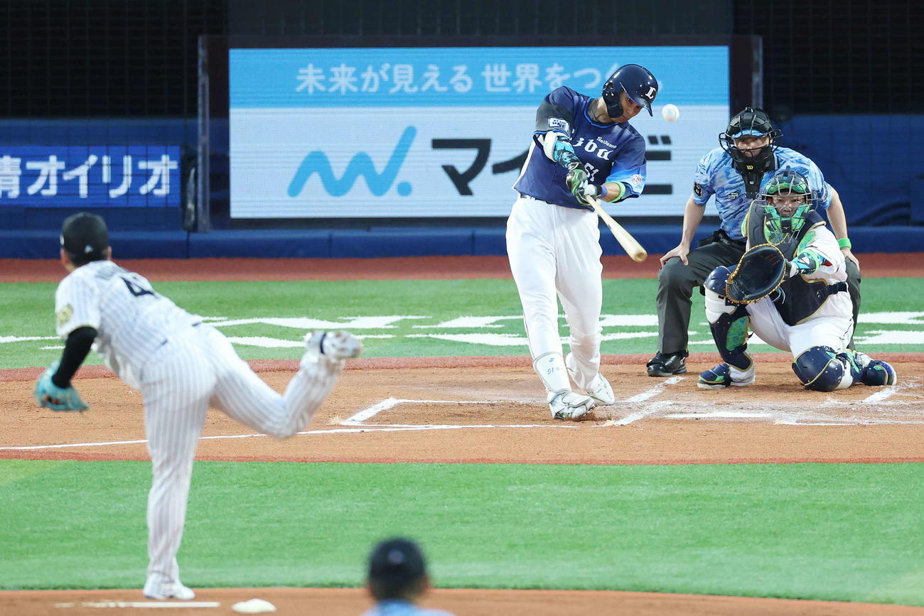 全セ対全パ　1回表全パ1死三塁、中犠飛を放つ西川。投手村上（撮影・宮地輝）