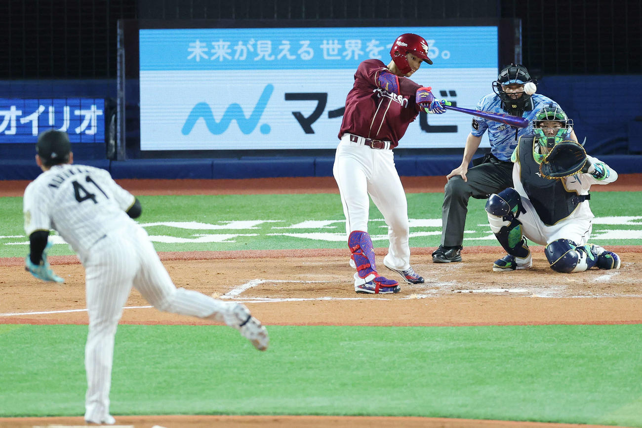 全セ対全パ　2回表全パ2死二塁、中前適時打を放つ宗山。投手村上（撮影・宮地輝）