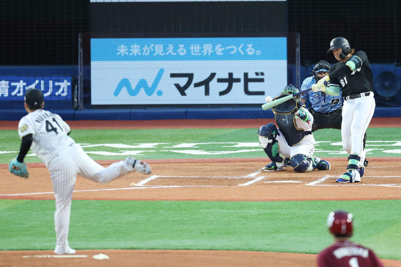 全セ対全パ　1回表全パ1死一、二塁、中2点適時二塁打を放つ山本。投手村上（撮影・宮地輝）