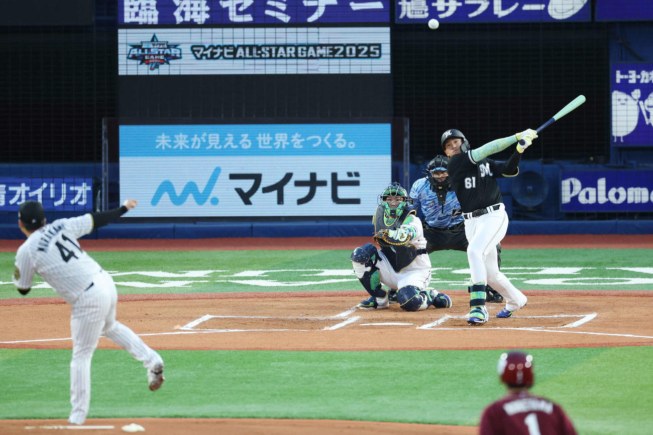 全セ対全パ　1回表全パ1死一、二塁、中2点適時二塁打を放つ山本。投手村上（撮影・宮地輝）