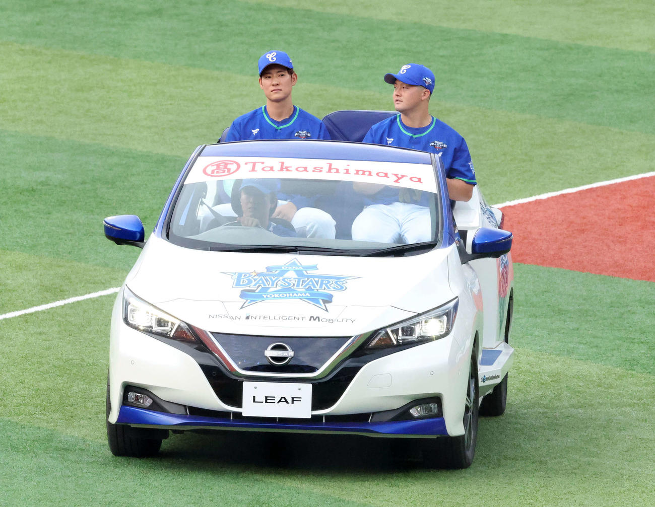 全セ対全パ　ホームランダービーに出場する中日上林（左）とDeNA牧（撮影・鈴木正人）