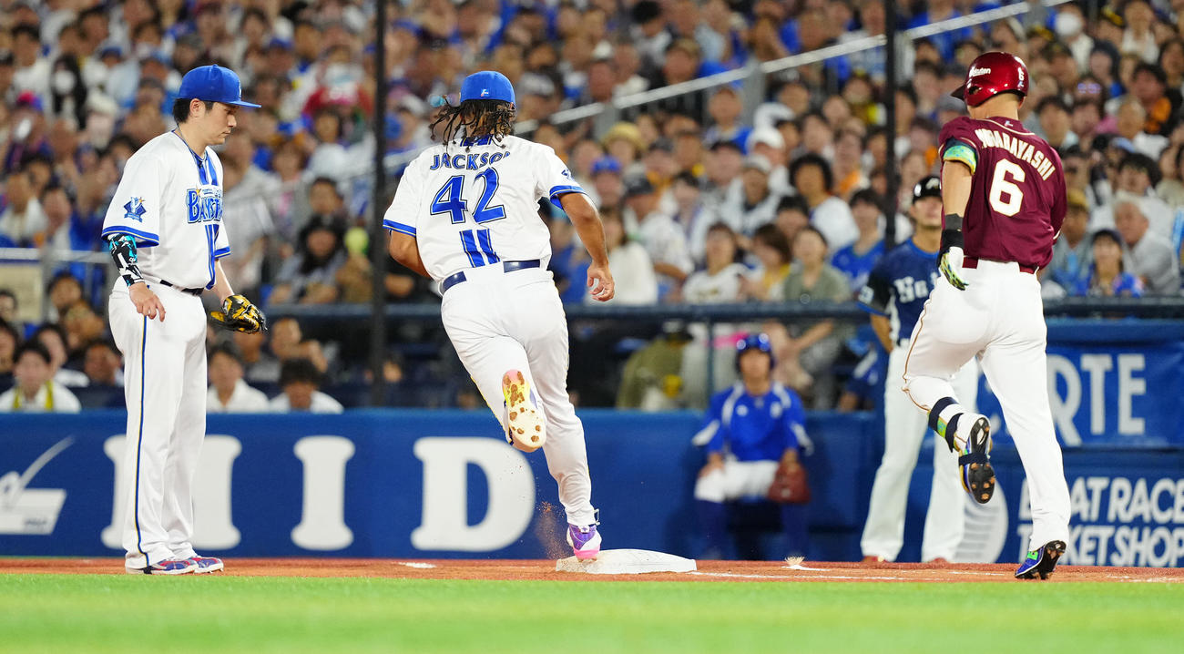 全セ対全パ　8回表全パ2死、村林の投ゴロで、自ら一塁ベースを踏むジャクソン。一塁手佐野（撮影・鈴木みどり）