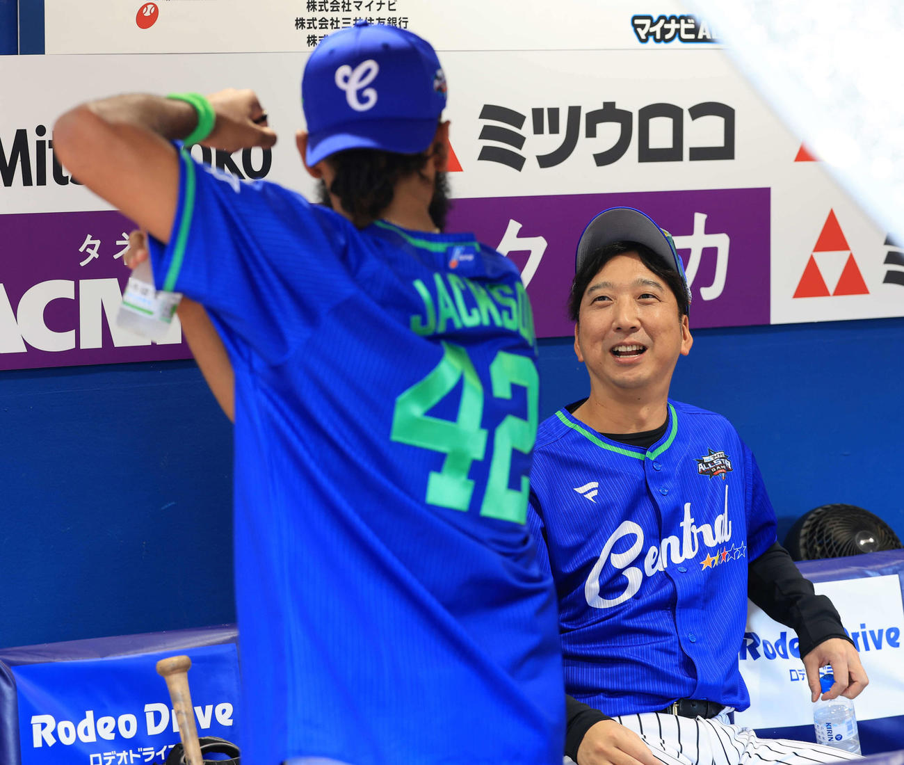 全セ対全パ　試合前、阪神藤川球児監督（右）はDeNAアンドレ・ジャクソンと談笑する（撮影・浅見桂子）