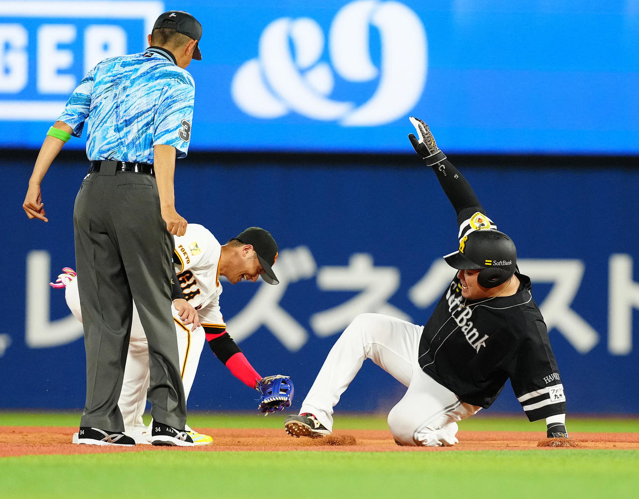 全セ対全パ　2回表全パ2死一塁、打者山本の時、二盗を試みるも余裕でアウトとなる一塁走者山川。二塁手吉川（撮影・鈴木みどり）