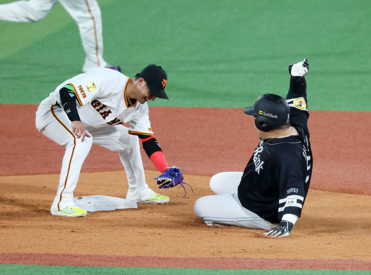 全セ対全パ　2回表全パ2死一塁、山川は二盗を狙うがタッチアウト（撮影・鈴木正人）