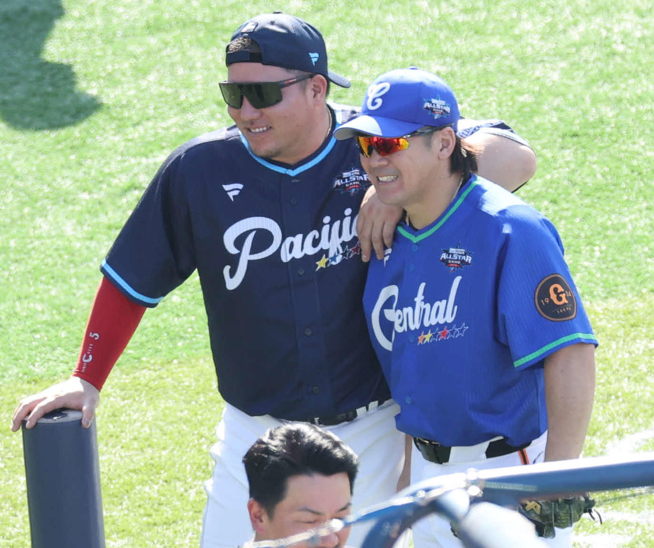 全セ対全パ　記念撮影するソフトバンク山川（左）と巨人甲斐（撮影・野上伸悟）