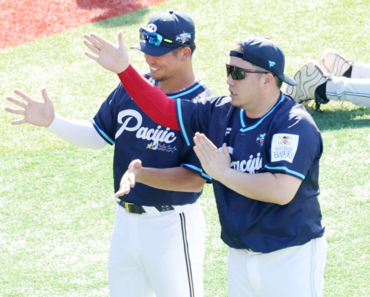 全セ対全パ　記念撮影するオリックス頓宮（左）とソフトバンク山川（撮影・野上伸悟）