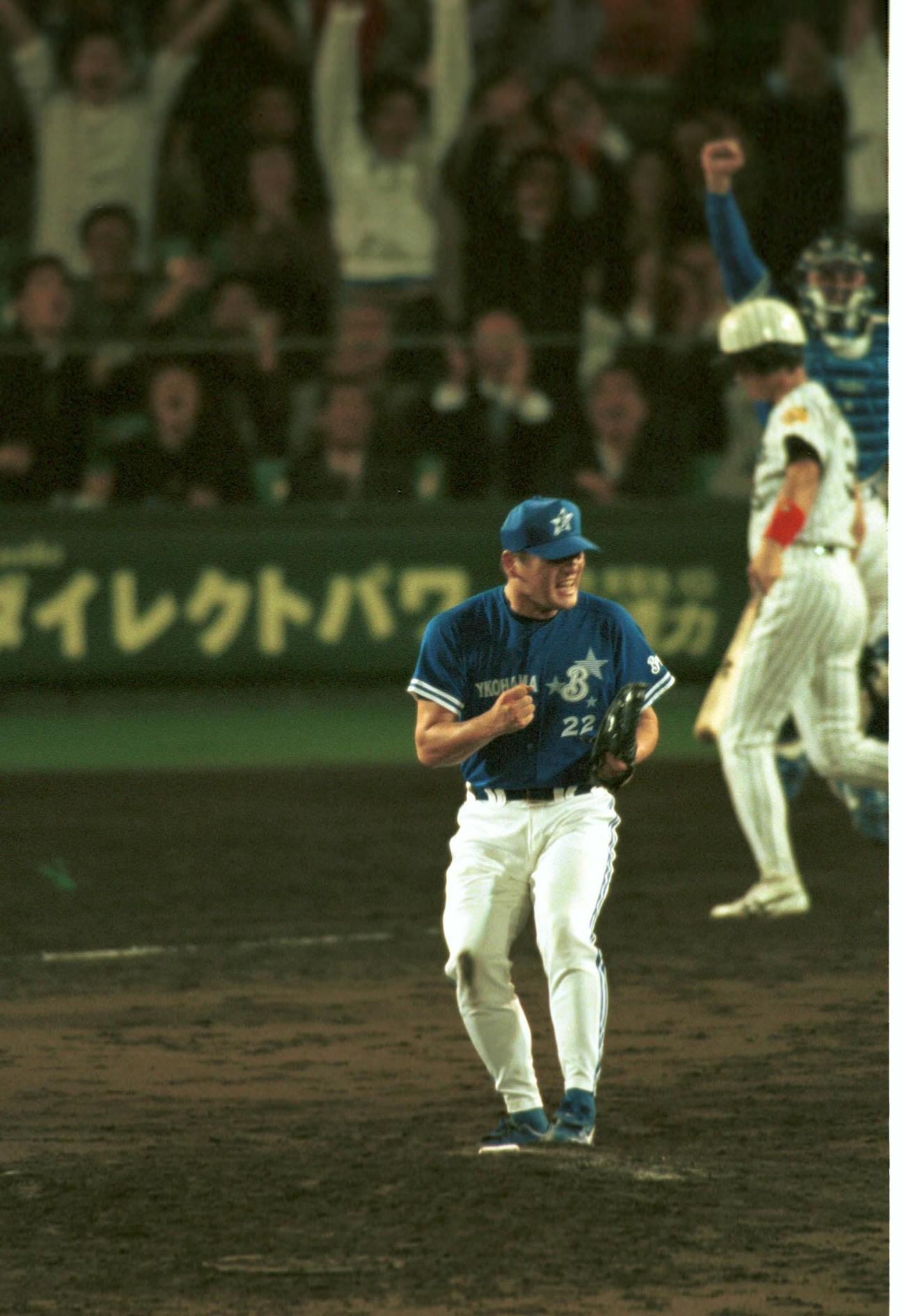 1998年10月8日、阪神対横浜戦で最後の打者・新庄剛志（奥）を佐々木主浩が三振に仕留めて横浜がリーグ優勝を決める