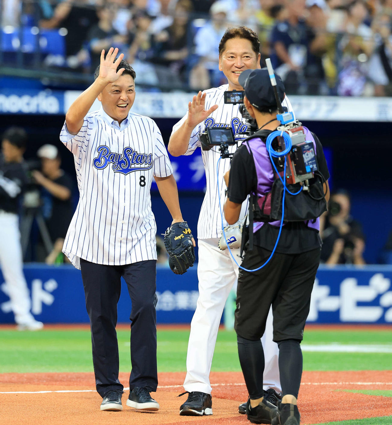 全セ対全パ　始球式を務めた佐々木主浩氏（右）と捕手の谷繁元信氏は笑顔で手を振る（撮影・浅見桂子）