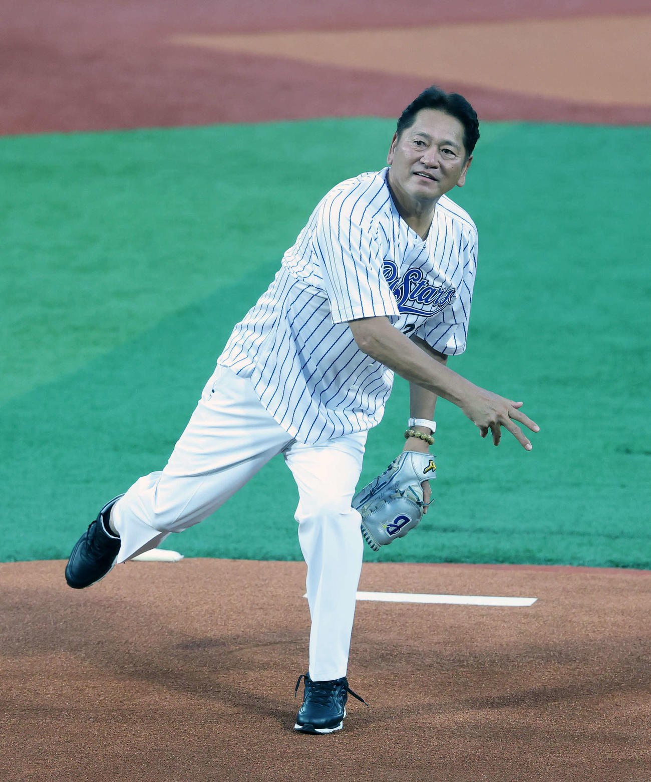 全セ対全パ　始球式に臨む佐々木氏（撮影・鈴木正人）