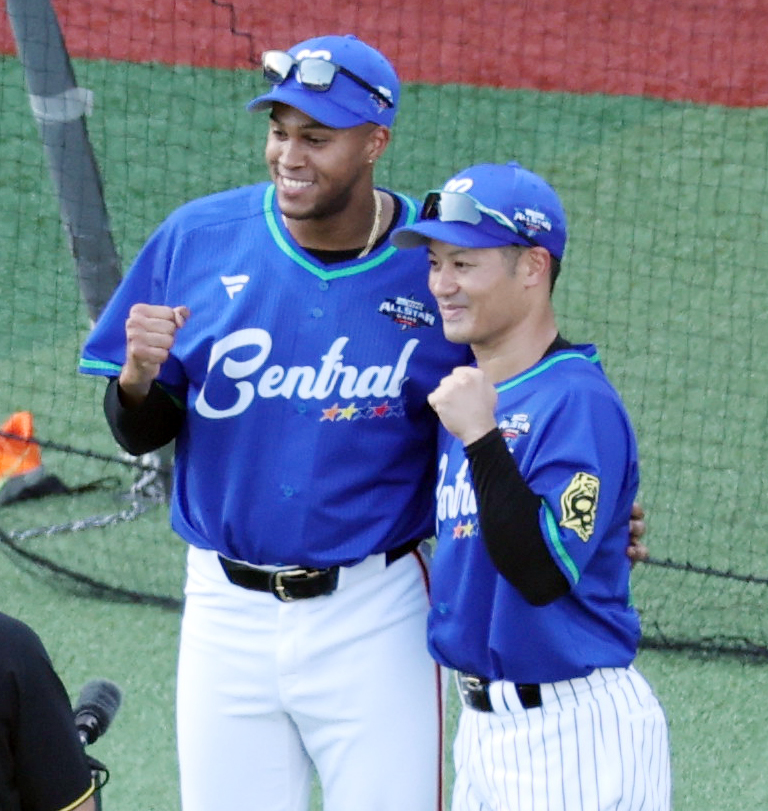 全セ対全パ　記念撮影する巨人マルティネスと阪神坂本（撮影・野上伸悟）