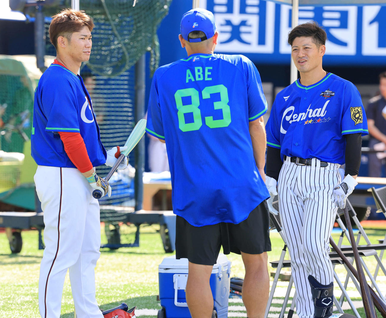 全セ対全パ　試合前、巨人阿部監督（手前）と談議する広島坂倉（左）と阪神坂本（撮影・浅見桂子）