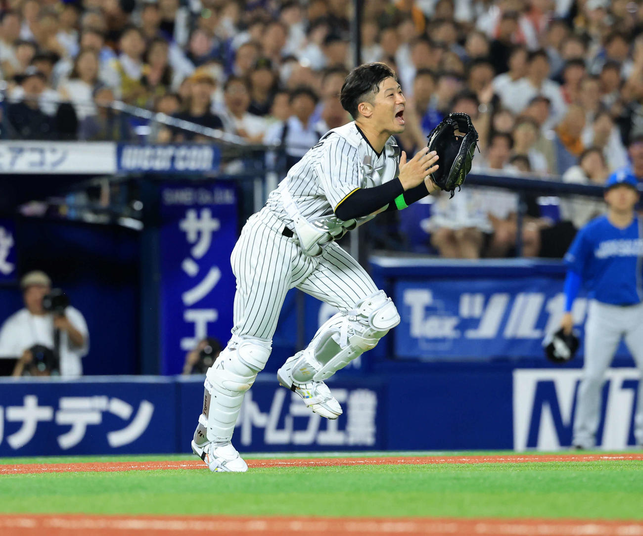 全セ対全パ　9回表全パ2死一塁、渡部聖弥の打球を捕り損なう坂本（撮影・浅見桂子）