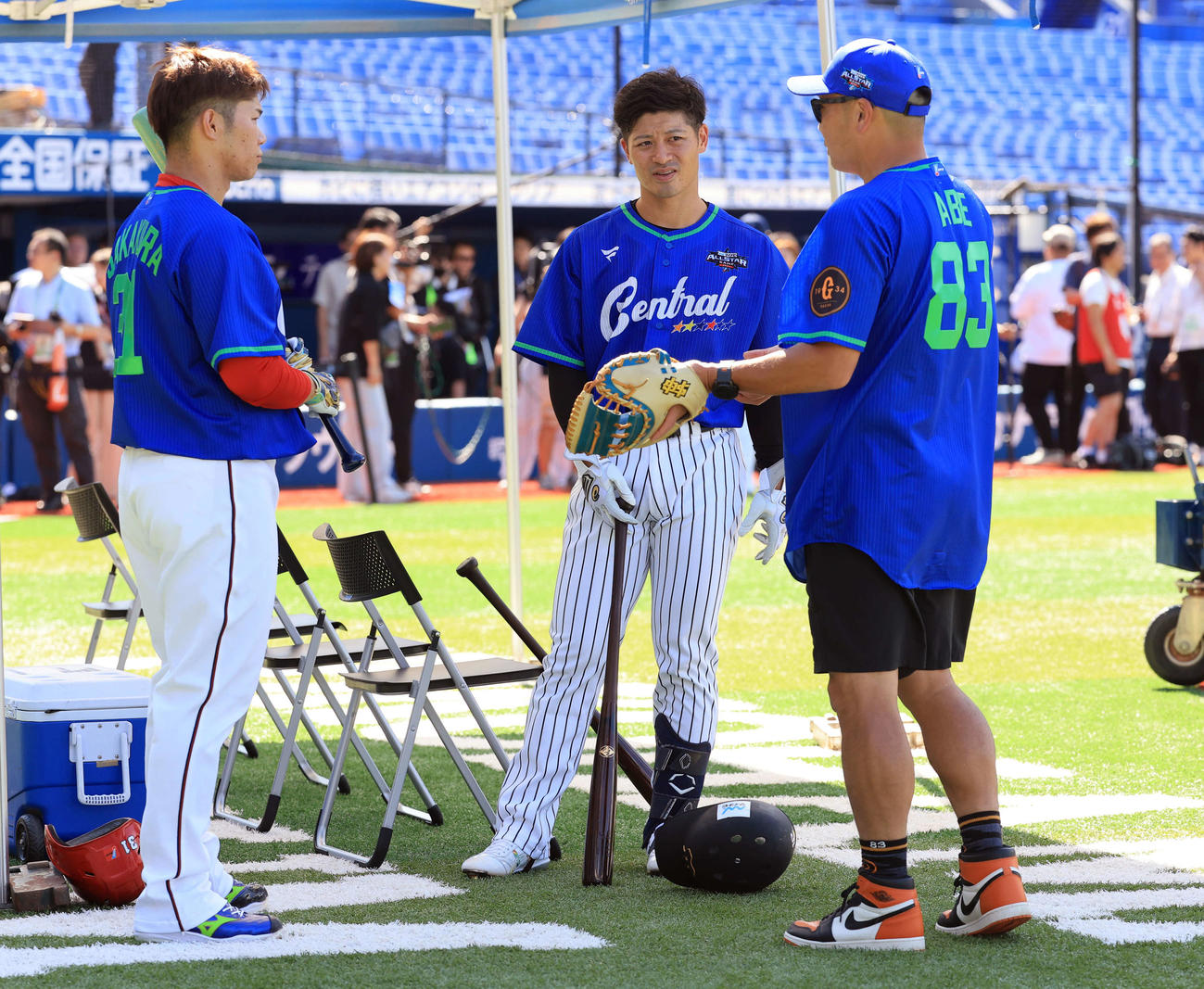 全セ対全パ　試合前、巨人阿部監督（右）と談議する広島坂倉（左）と阪神坂本（撮影・浅見桂子）