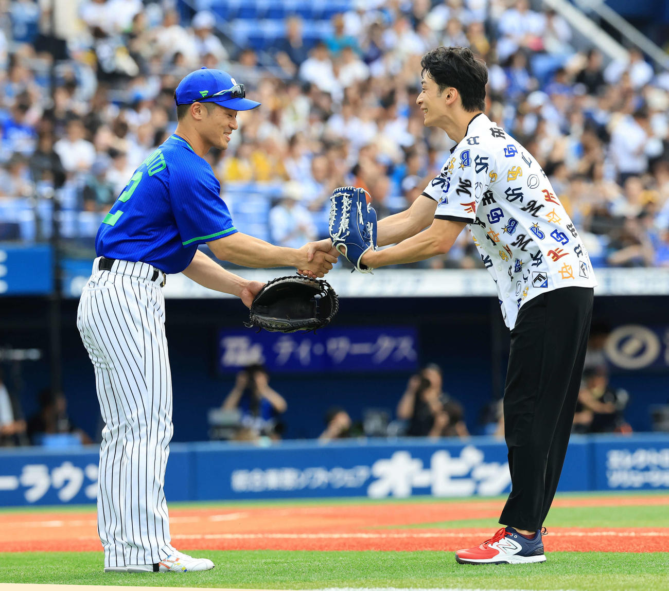 全セ対全パ　始球式で投げた入江陵介氏（右）は阪神坂本と握手（撮影・浅見桂子）