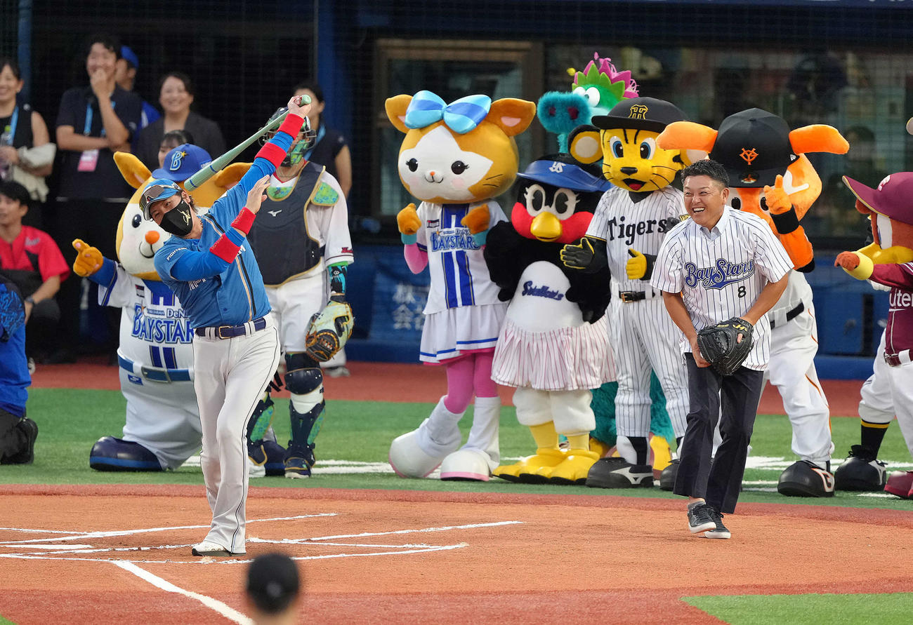 全セ対全パ　始球式の打者を務めた日本ハム新庄監督（左）と捕手谷繁氏（撮影・足立雅史）