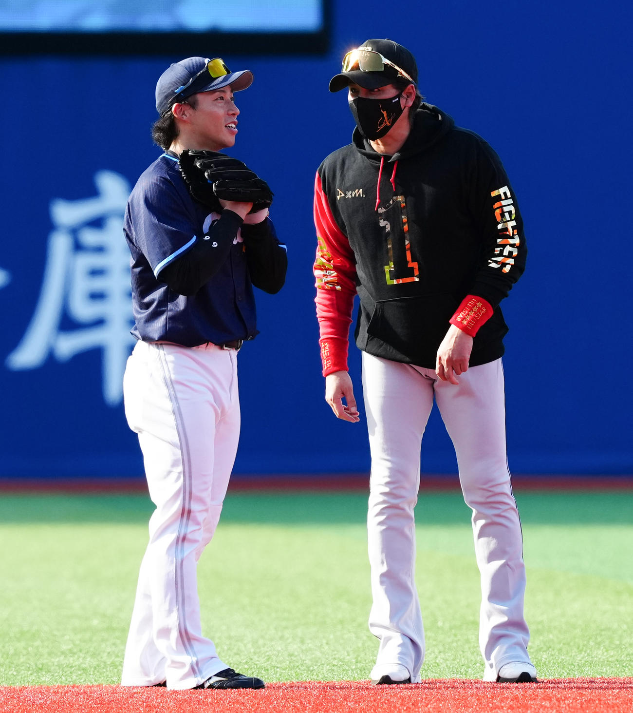 全セ対全パ
試合前練習でソフトバンク野村（左）に声をかける日本ハム新庄監督（撮影・鈴木みどり）