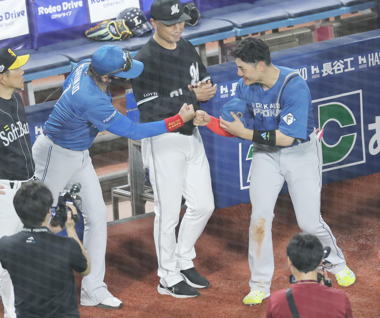 全セ対全パ　MVPを受賞し、新庄コーチ（左）と喜びあう全パ清宮幸（撮影・野上伸悟）