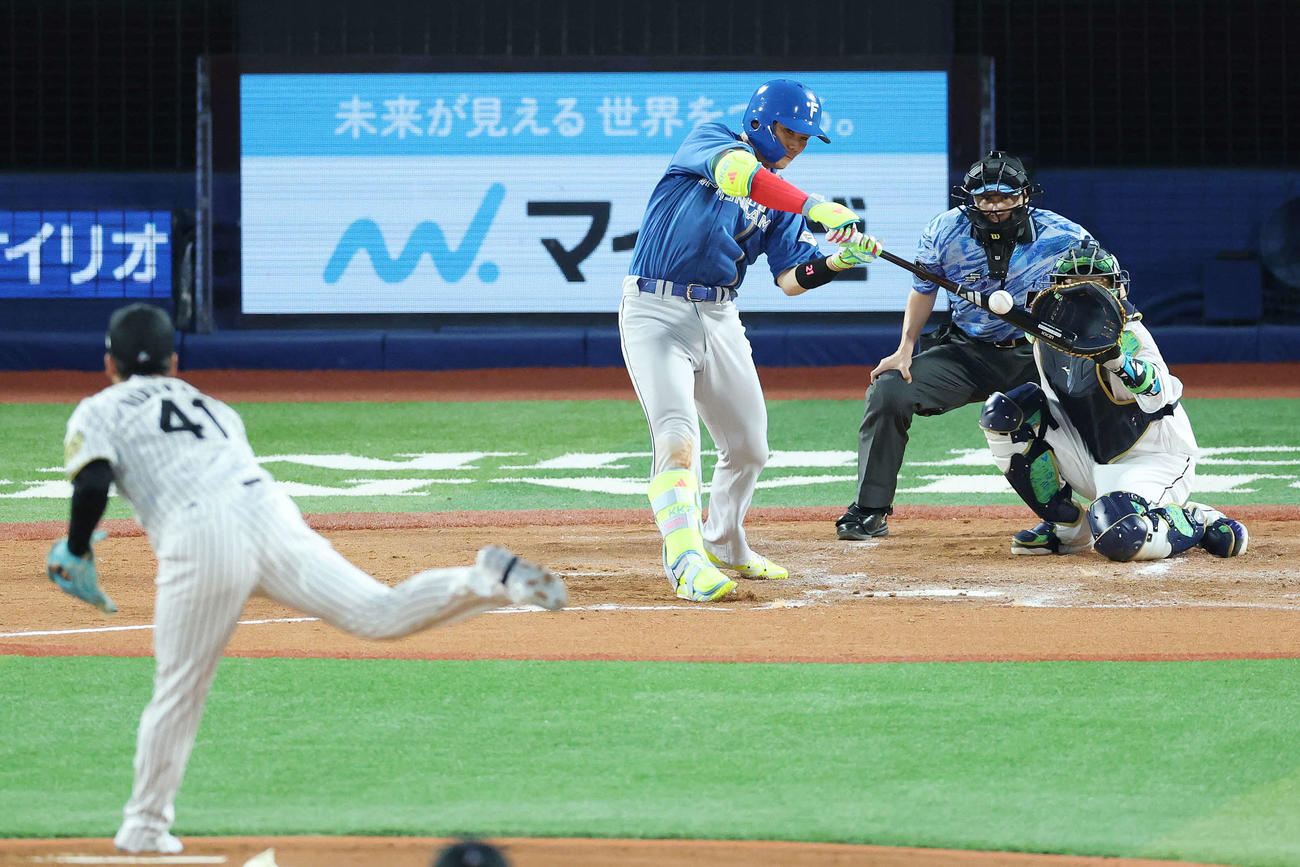 全セ対全パ　2回表全パ2死一塁、中適時二塁打を放つ清宮幸。投手村上（撮影・宮地輝）