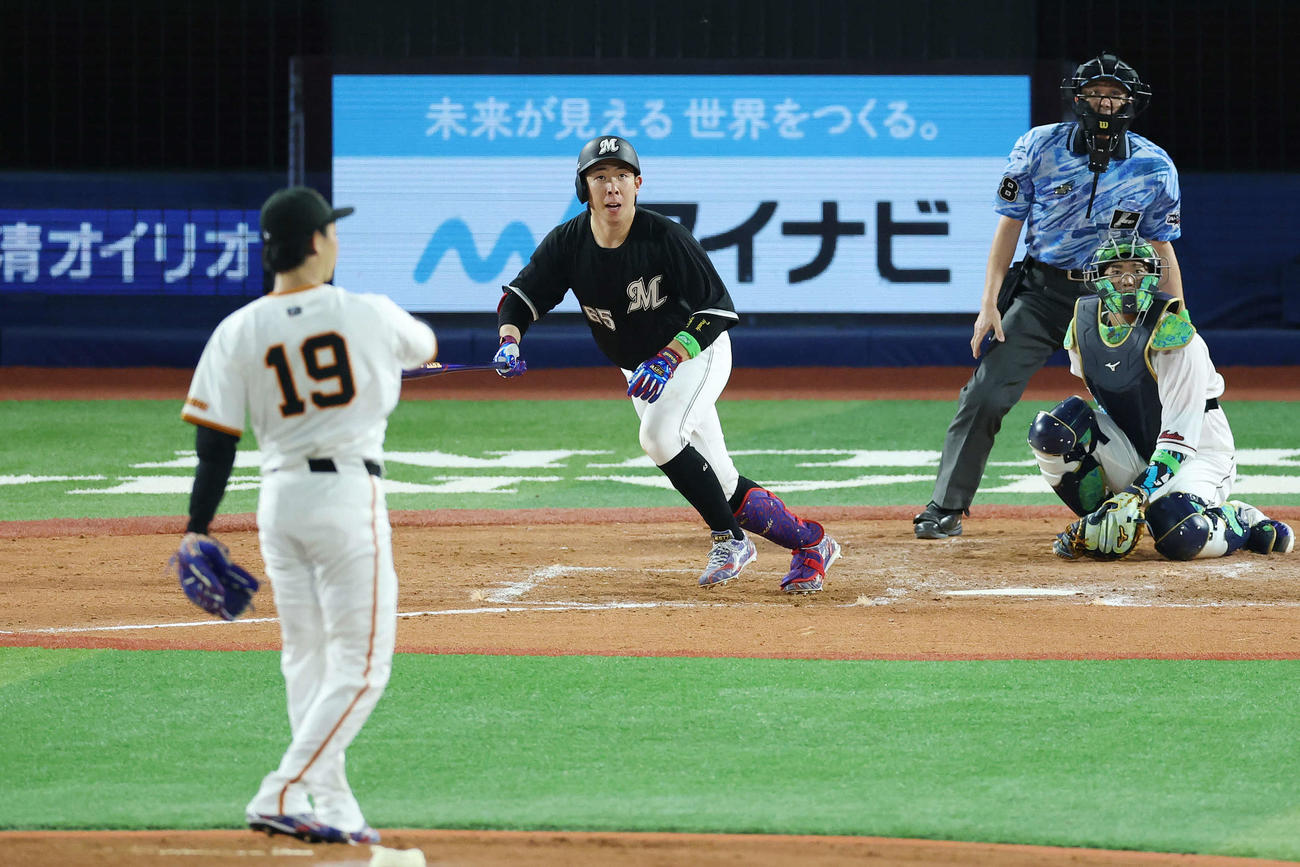 全セ対全パ　3回表全パ2死三塁、中適時二塁打を放つ寺地。投手山崎（撮影・宮地輝）