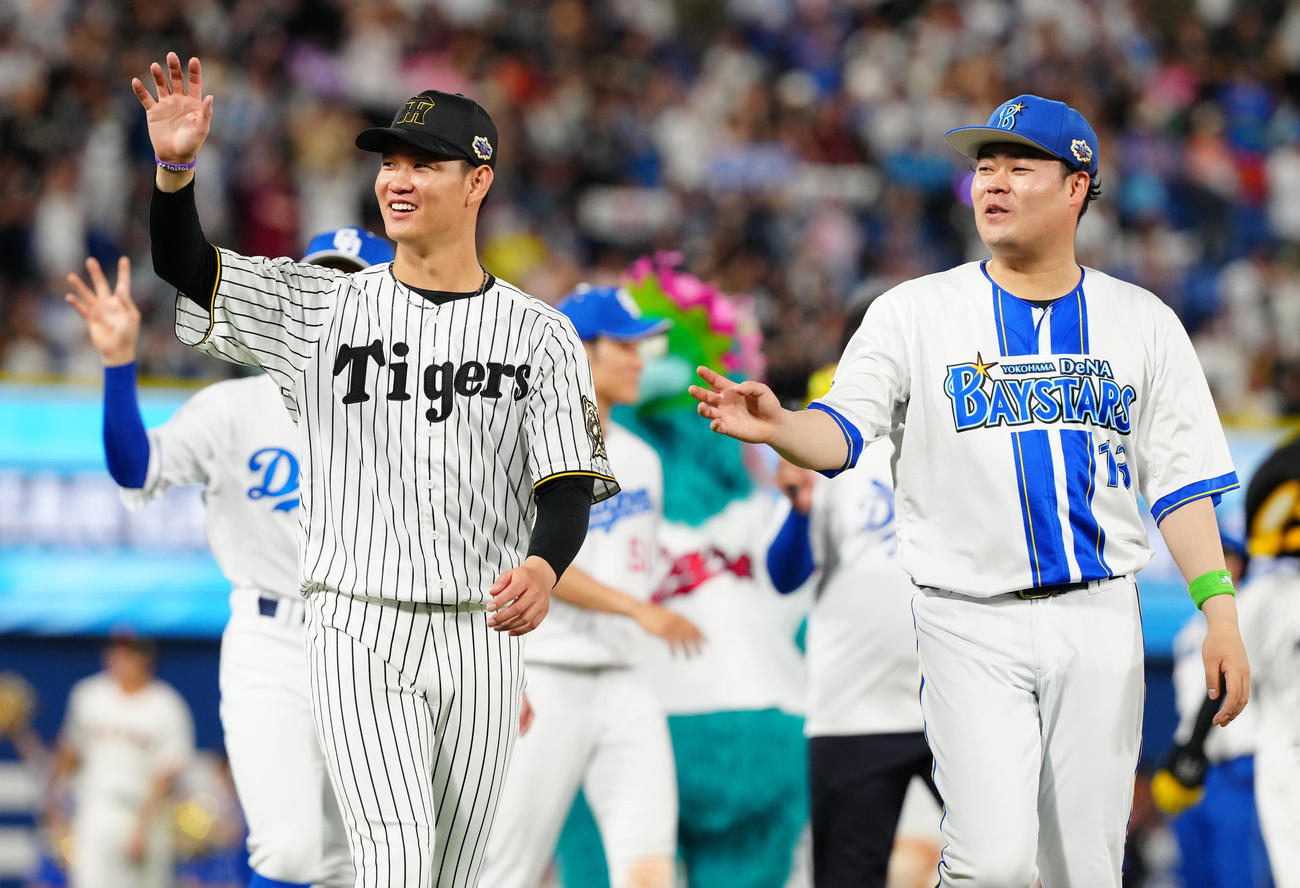 全セ対全パ　試合後、ファンに手を振る阪神及川（左）とDeNA伊勢（撮影・鈴木みどり）