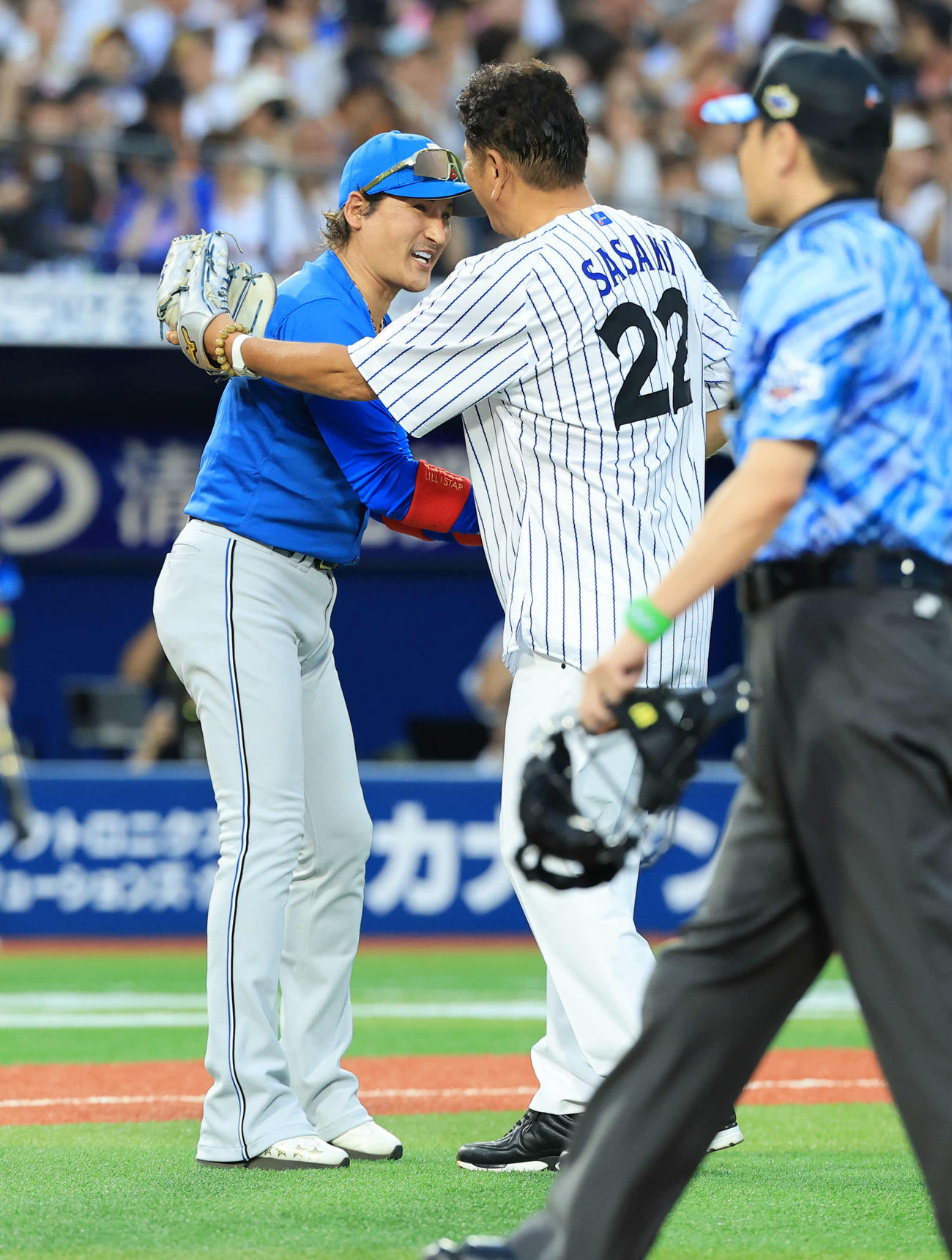 全セ対全パ　始球式を務めた佐々木主浩氏（右）と抱擁する全パ新庄コーチ（撮影・浅見桂子）