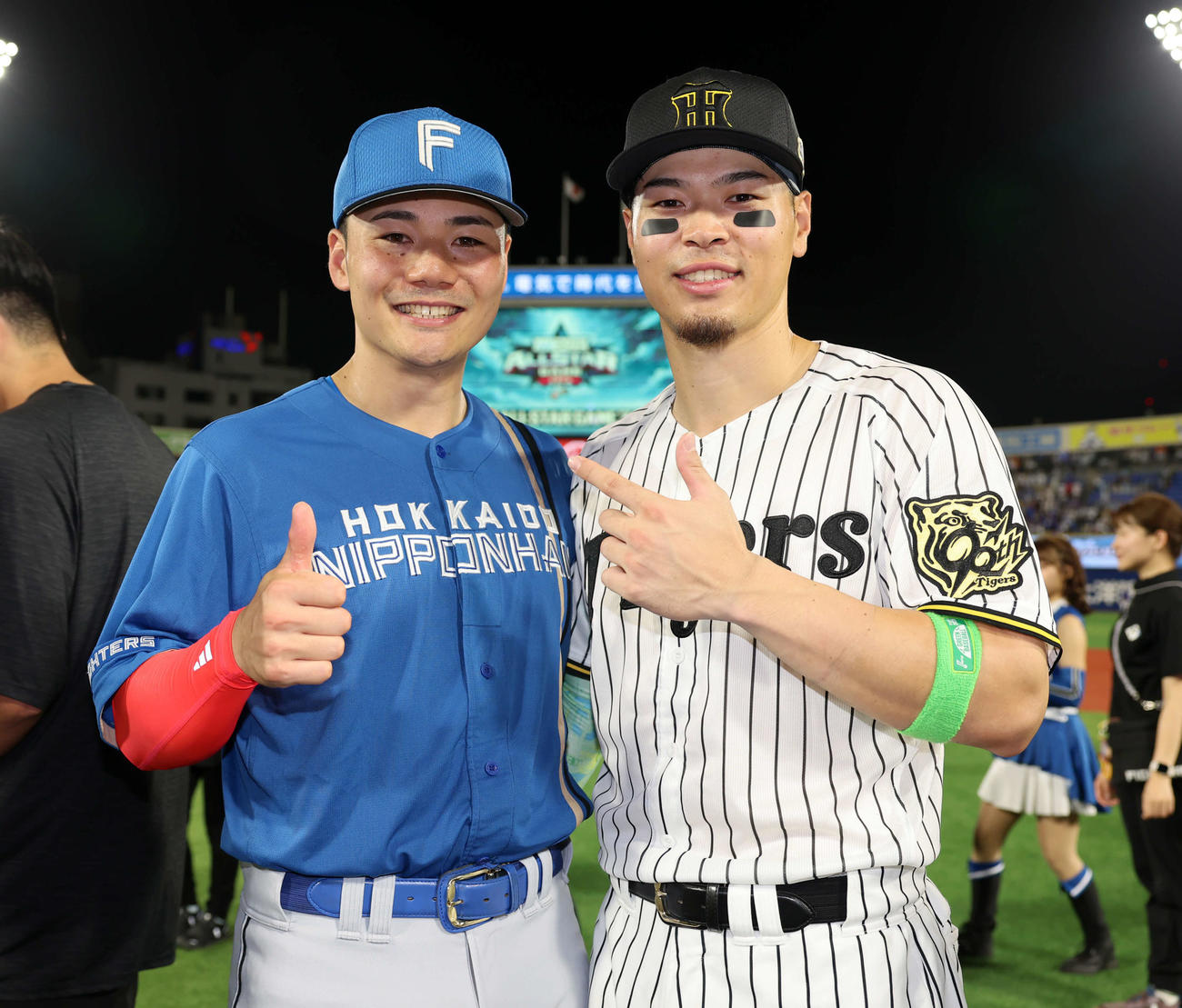 全セ対全パ　終了後、笑顔で記念撮影する日本ハム清宮（左）と阪神佐藤輝（撮影・浅見桂子）