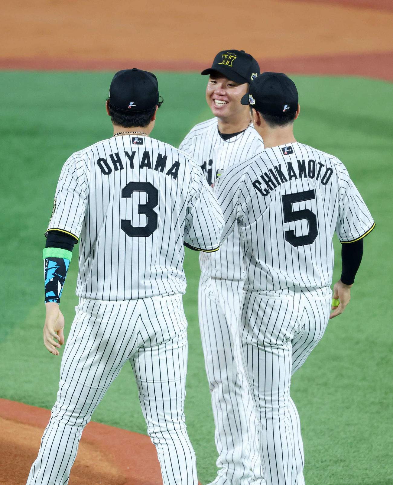 全セ対全パ　2回表、全セ大山（左）と坂本（右）に心配される村上（撮影・鈴木正人）