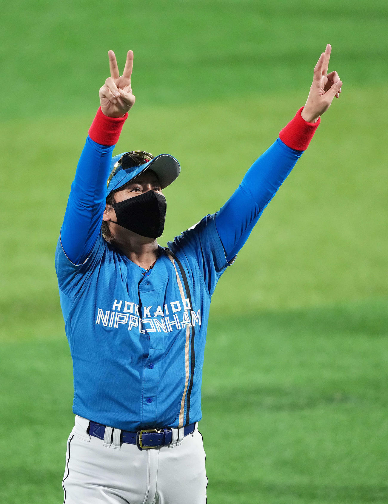 試合後、スタンドの声援にピースで応える日本ハム新庄監督（撮影・足立雅史）
