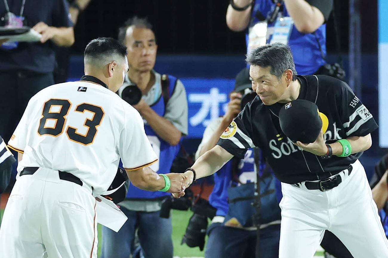 全セ対全パ　試合後、握手する全セ阿部監督（左）と全パ小久保監督（撮影・宮地輝）