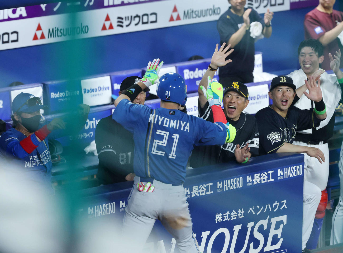 全セ対全パ　4回表全パ2死、清宮（手前）の右越えソロ本塁打を喜び迎える小久保監督（撮影・鈴木正人）