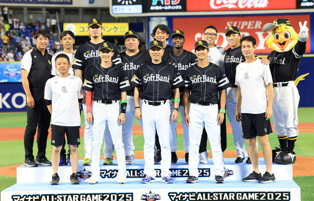 全セ対全パ　終了猟、記念撮影する小久保裕紀監督（中央）らソフトバンクの選手たち（撮影・浅見桂子）