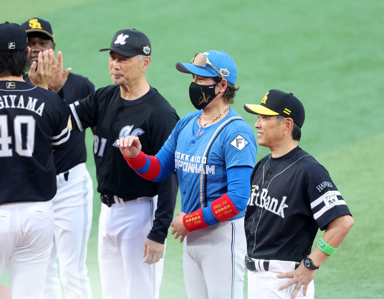 全セ対全パ　選手を迎える、右から全パ小久保監督、新庄コーチ、吉井コーチ（撮影・鈴木正人）
