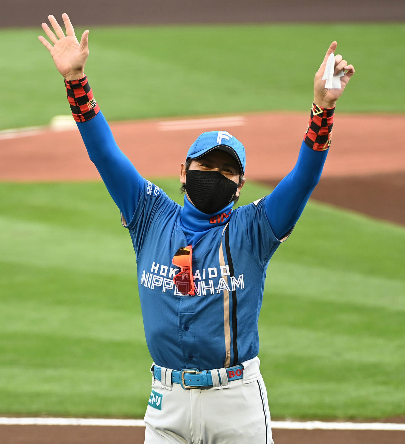 オリックス対日本ハム　メンバー表交換を終えファンの声援に応える新庄剛志監督＝2022年5月17日、神戸市、ほっともっとフィールド神戸