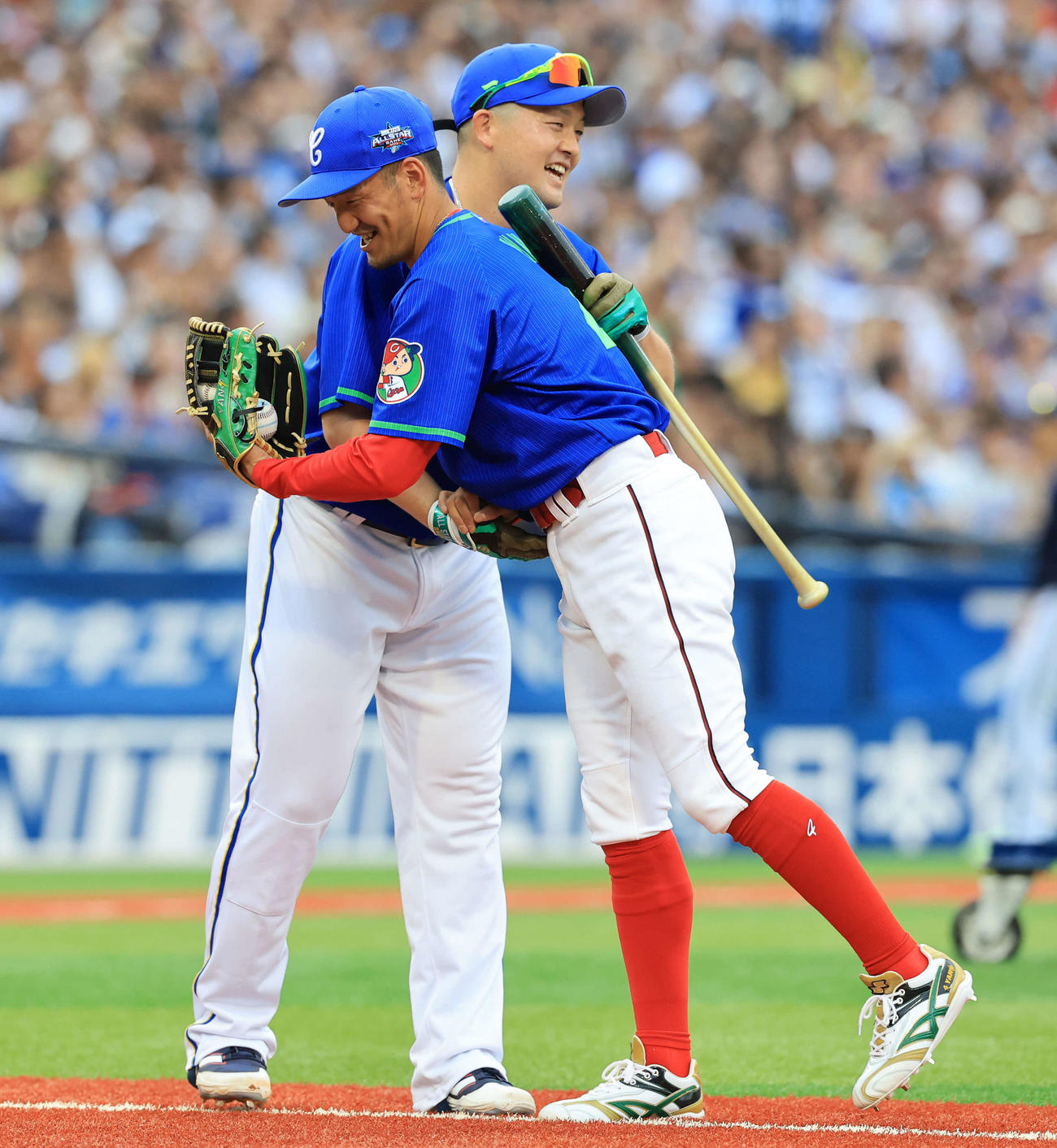 全セ対全パ　ホームランダービーで優勝を決めたDeNA牧（左）は打撃投手を務めた広島矢野と喜び合う（撮影・浅見桂子）