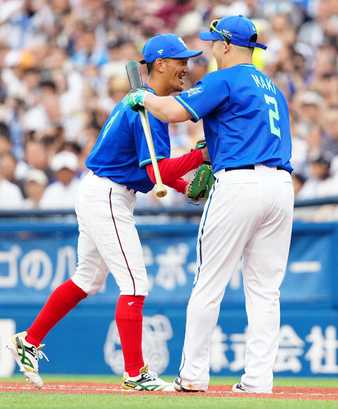 全セ対全パ　ホームランダービーで優勝したDeNA牧（右）は投手を務めた広島矢野と握手を交わす（撮影・鈴木みどり）