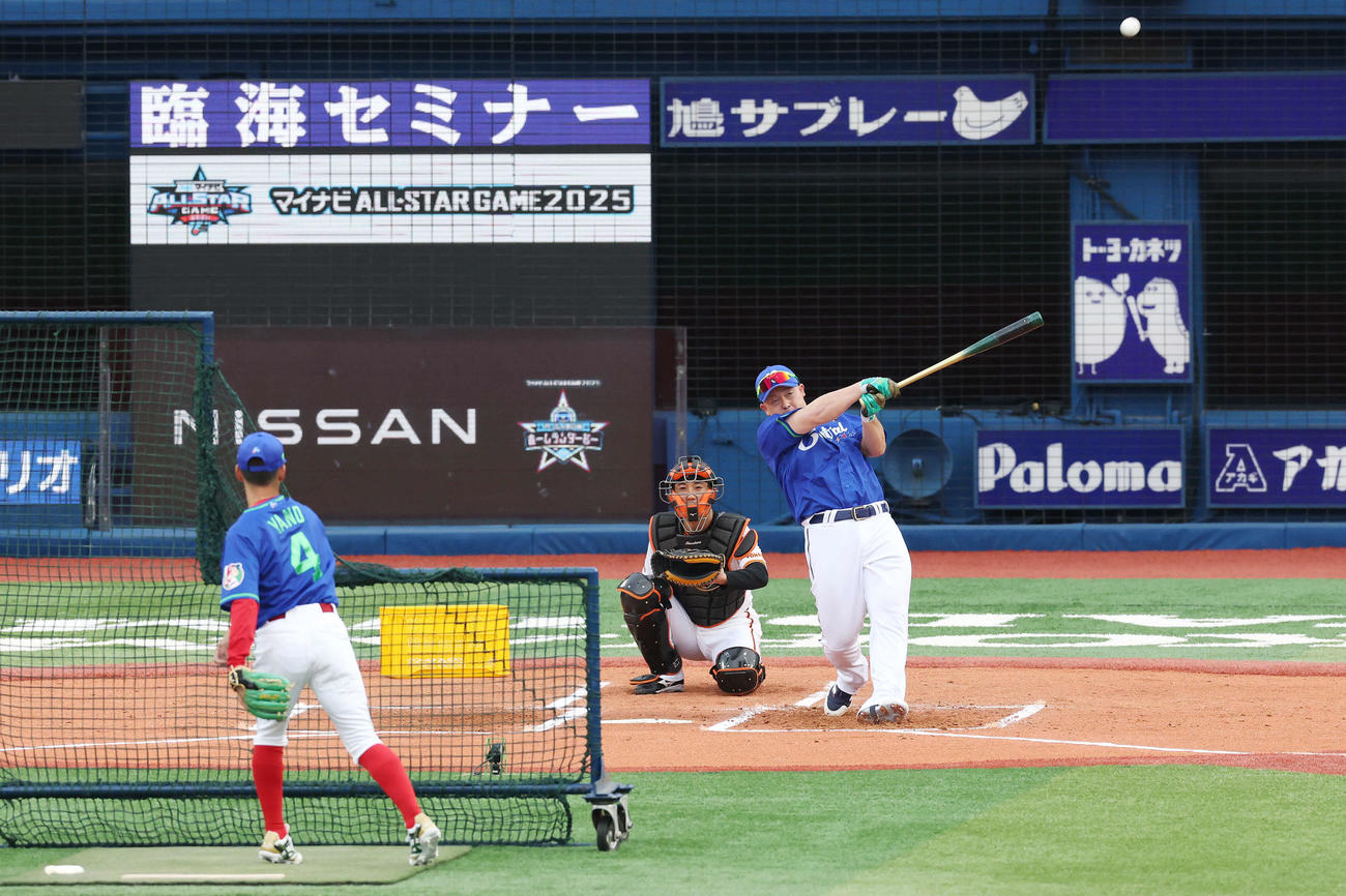 ホームランダービーで優勝したDeNA牧。投手広島矢野（撮影・宮地輝）