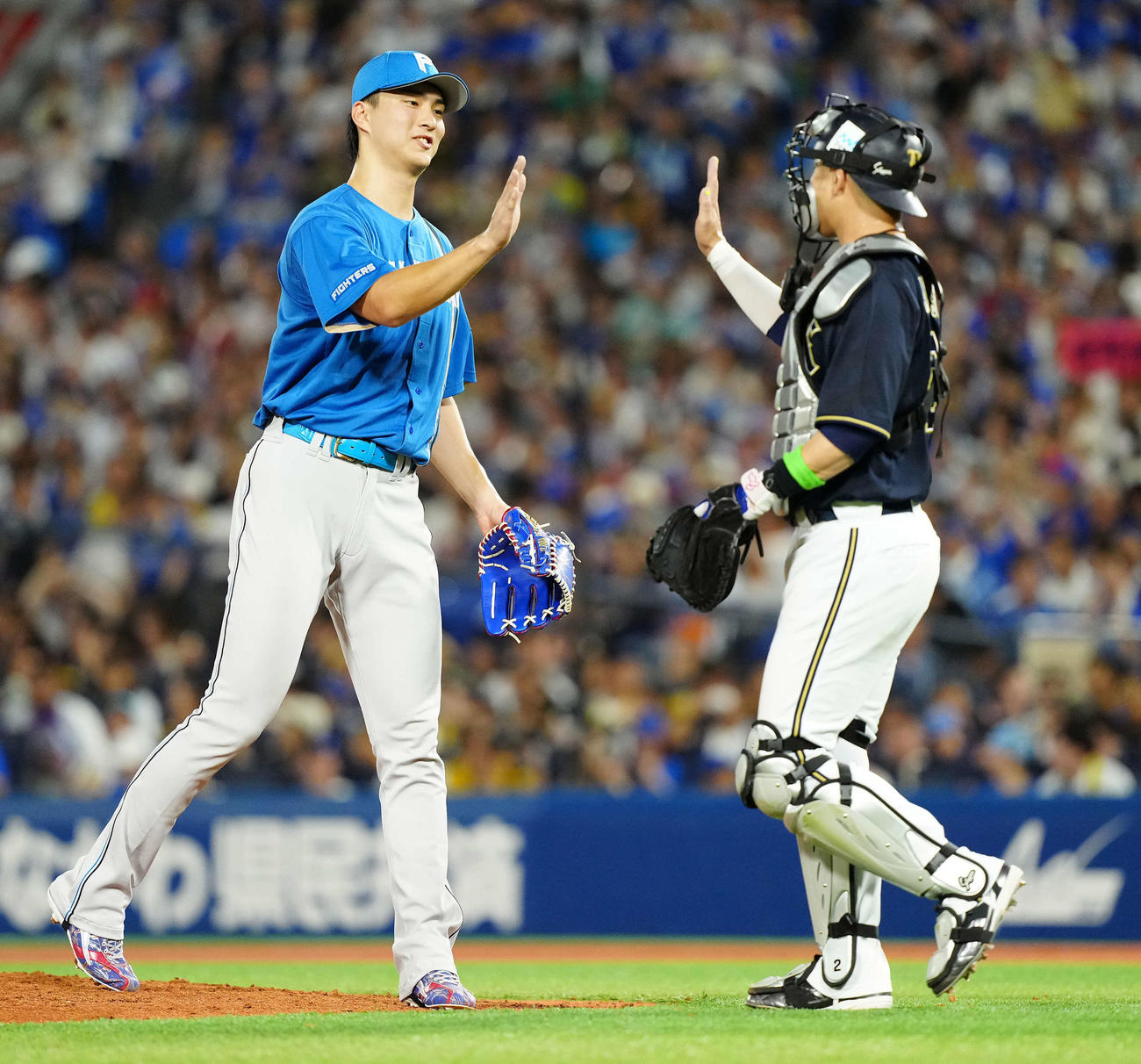 全セ対全パ　全セに勝利し、若月（右）とタッチを交わす全パ達（撮影・鈴木みどり）