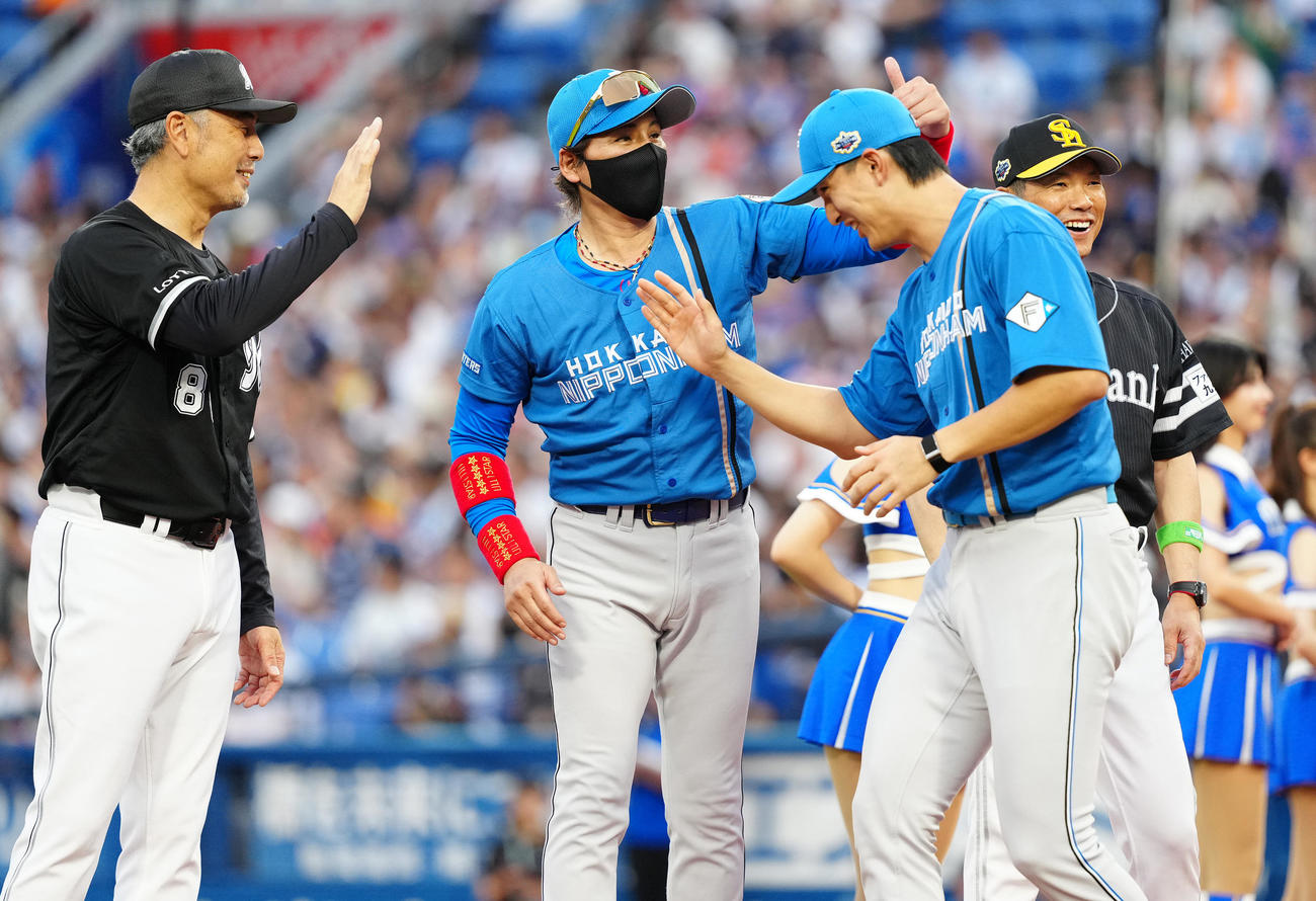 全セ対全パ　入場する達（右手前）を迎える全パ新庄コーチ。左は吉井コーチ、右奥は小久保監督（撮影・鈴木みどり）