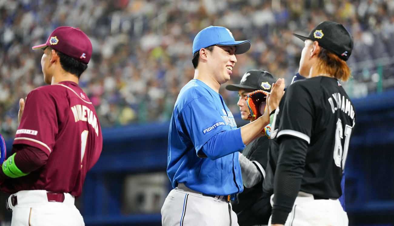 全セ対全パ　6回裏を終え、ナインとタッチを交わしベンチへ戻る全パ田中（撮影・鈴木みどり）