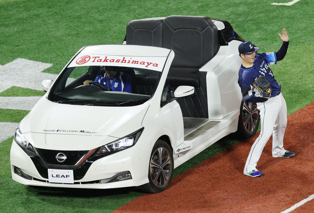 全セ対全パ　2回裏全セ2死二、三塁、リリーフカーで登場する隅田（撮影・野上伸悟）