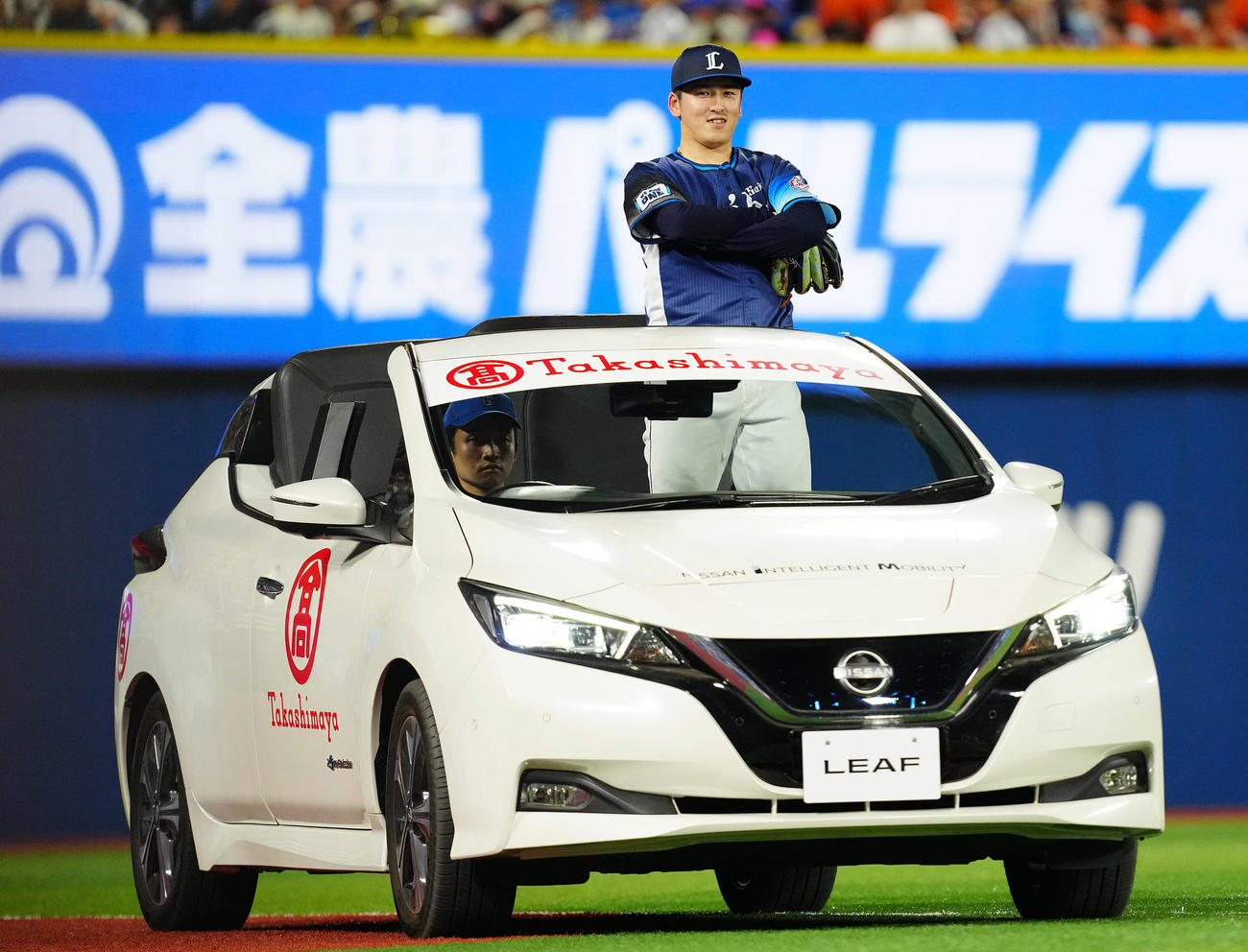 全セ対全パ　2回表途中、リリーフカーで立ったまま登場する全パ隅田（撮影・鈴木みどり）