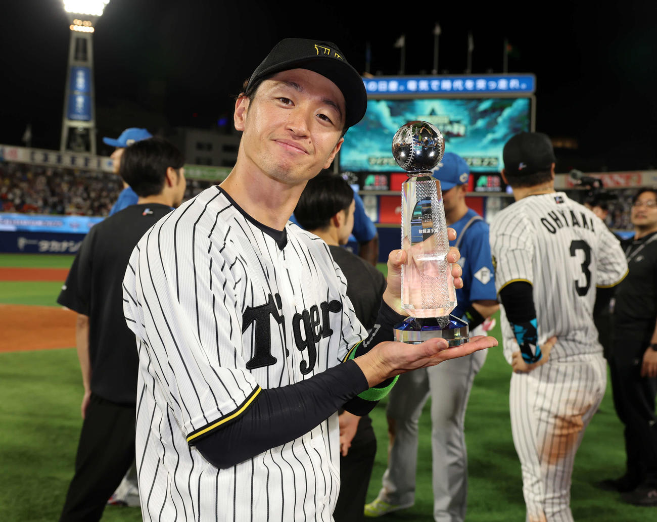 全セ対全パ　終了後、トロフィーを手に笑顔の阪神近本（撮影・浅見桂子）